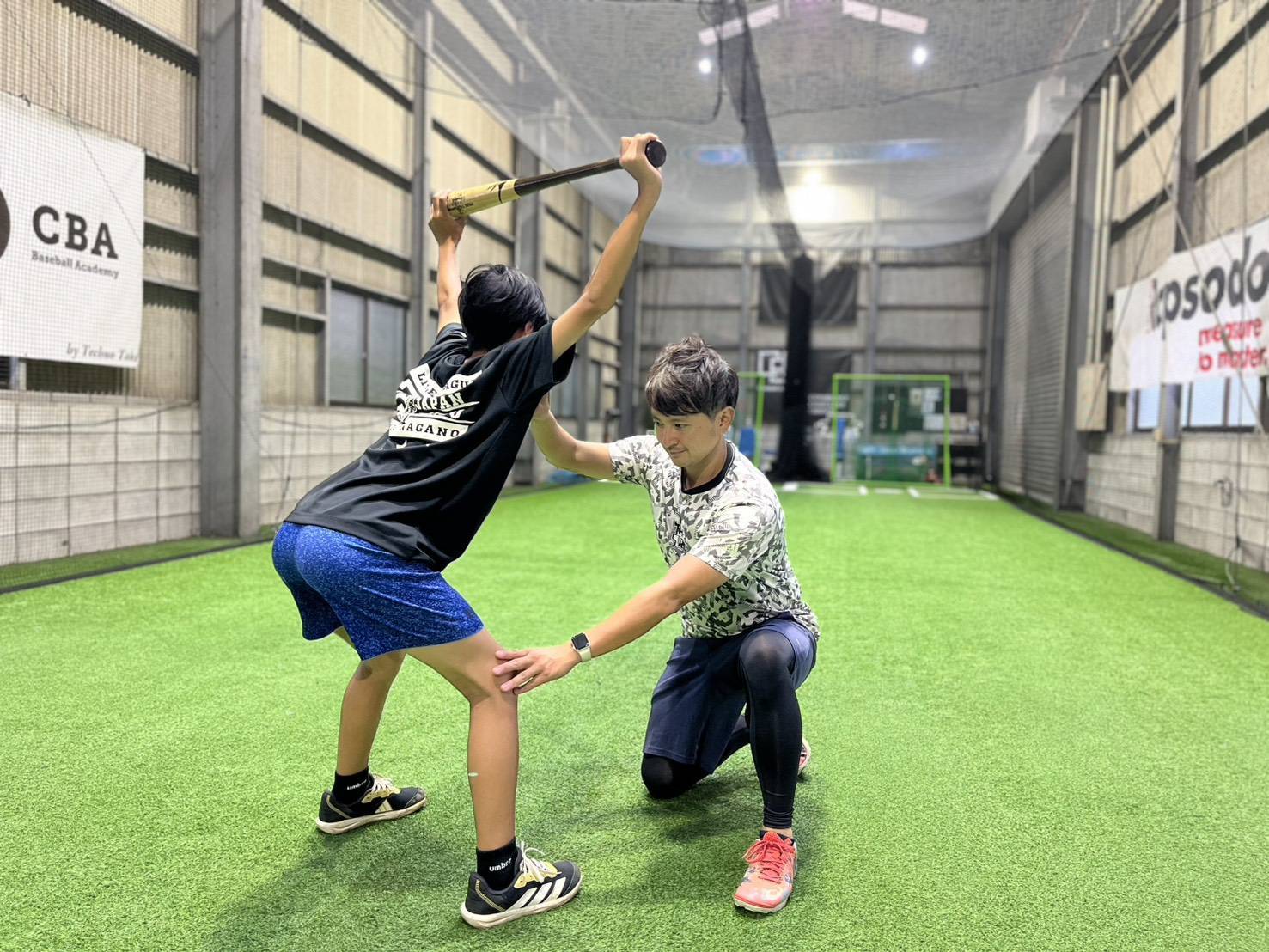 選手の身体の動きを確認し、トレーニングを指導する石田健太トレーナー